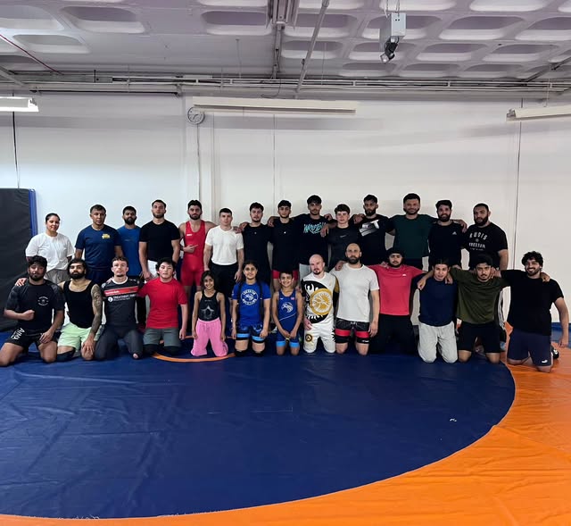Full training session — men and women of all levels on the mats
